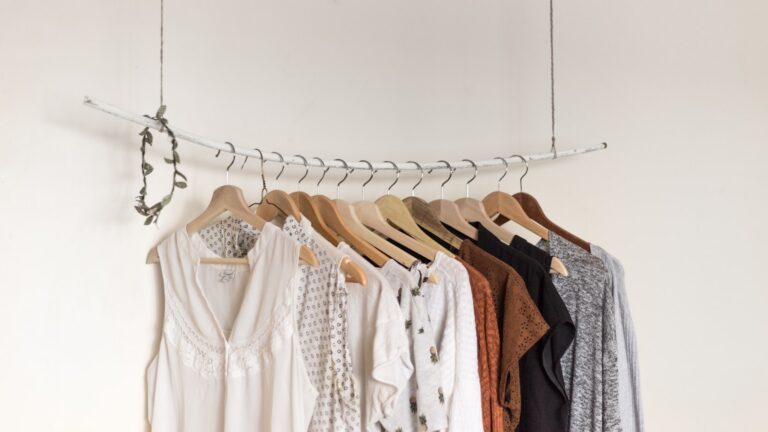 Quiet Tailoring: How Simple Neutral Clothes Make Daily Dressing Easy