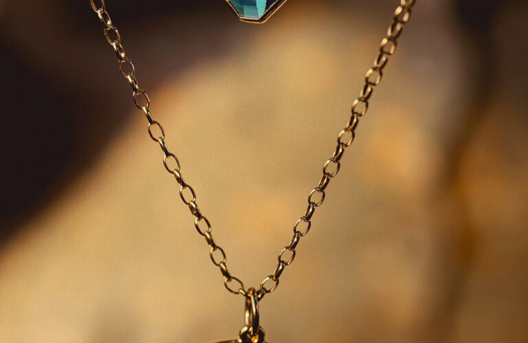 Warm Gold Jewelry: Simple Rings and Natural Pearl Necklaces