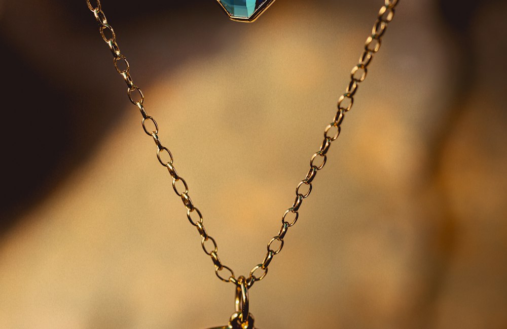 Warm Gold Jewelry: Simple Rings and Natural Pearl Necklaces